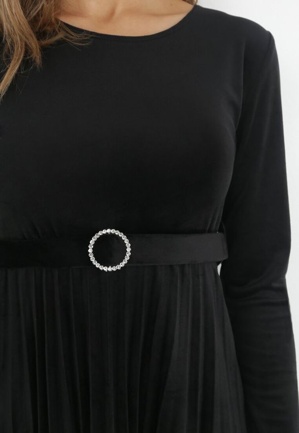 Born2be - Czarna Welurowa Sukienka z Paskiem i Plisowanym Dołem Yazola. Kolor: czarny. Materiał: welur. Styl: elegancki. Długość: midi