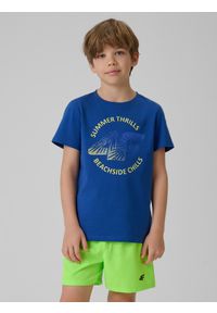 4f - 4F T-shirt loose z nadrukiem chłopięcy - niebieski 122 (6-7 lat). Okazja: na co dzień, na uczelnię. Kolor: niebieski. Materiał: skóra, dresówka, dzianina, materiał, bawełna. Wzór: nadruk. Sezon: lato. Styl: casual #1
