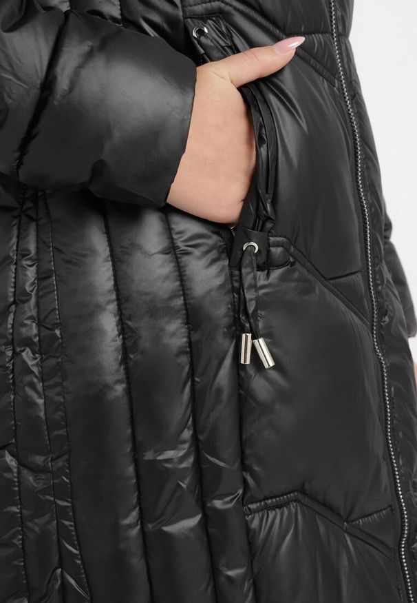 Born2be - Czarna Pikowana Kurtka Maxi Płaszcz z Ozdobnym Marszczeniem i Futerkiem Estenous. Okazja: na co dzień. Kolor: czarny. Materiał: futro. Wzór: aplikacja. Sezon: zima. Styl: casual, elegancki, klasyczny