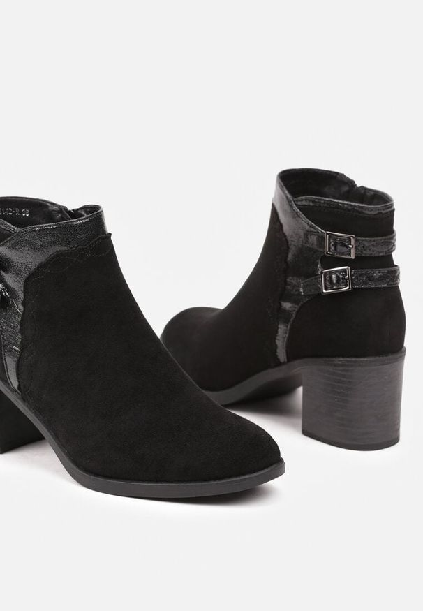 Born2be - Czarne Botki na Obcasie Ozdobione Paskami i Klamrami Deoira. Zapięcie: klamry. Kolor: czarny. Materiał: jeans. Wzór: aplikacja. Sezon: jesień. Obcas: na obcasie. Styl: rockowy, klasyczny, elegancki. Wysokość obcasa: średni