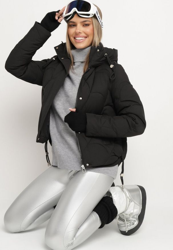 Born2be - Czarna Pikowana Kurtka o Pudełkowym Kroju z Kapturem i Ściągaczami Selizola. Okazja: na spacer. Typ kołnierza: kaptur. Kolor: czarny. Materiał: skóra, jeans. Styl: sportowy