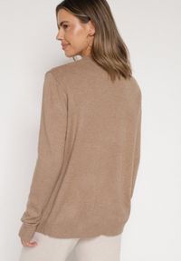 Born2be - Ciemnobeżowy Casualowy Sweter z Wełną i Bawełną Nedalla. Okazja: na co dzień. Kolor: beżowy. Materiał: wełna, bawełna. Długość rękawa: długi rękaw. Długość: długie. Styl: casual #7