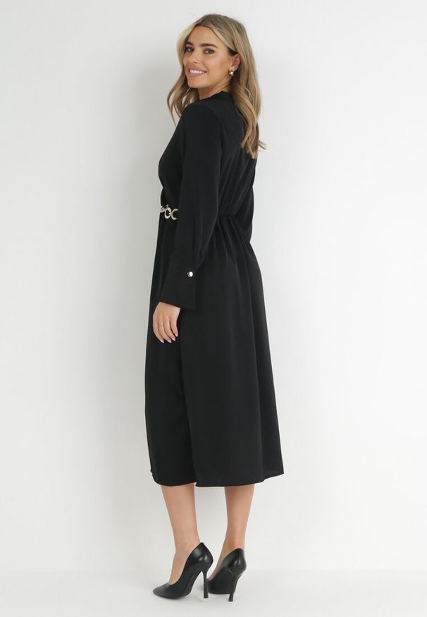 Born2be - Czarna Satynowa Sukienka Midi z Kopertowym Dekoltem i Kołnierzykiem Hartho. Kolor: czarny. Materiał: satyna. Wzór: aplikacja. Typ sukienki: kopertowe. Długość: midi