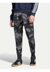 Adidas - adidas Spodnie dresowe Seasonal Essentials Camouflage IY6636 Szary Regular Fit. Kolor: szary. Materiał: syntetyk