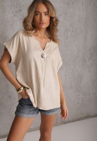 Renee - Beżowa Bluzka z Lnem i Wiskozą o Nietoperzowym Kroju z Krótkim Rękawem Herira. Okazja: na co dzień. Typ kołnierza: dekolt w serek. Kolor: beżowy. Długość: krótkie. Wzór: aplikacja. Materiał: wiskoza, len. Długość rękawa: krótki rękaw. Sezon: lato. Styl: casual, elegancki #1