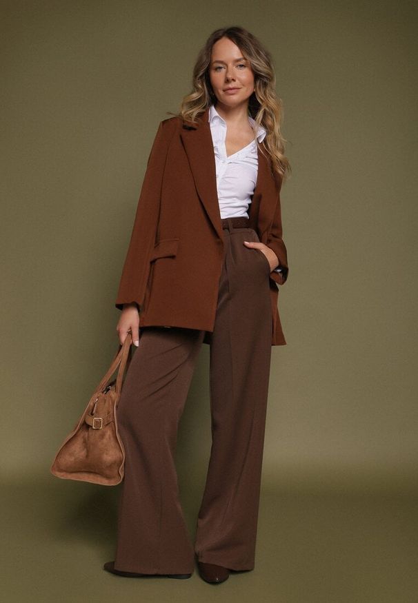 Born2be - Biała Marszczona Koszula z Bawełną Rolliena. Okazja: na spotkanie biznesowe, do pracy. Kolor: biały. Materiał: bawełna. Styl: biznesowy, elegancki