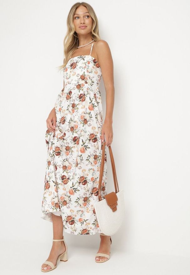 Born2be - Beżowa Sukienka z Wiskozą o Rozkloszowanym Kroju w Kwiaty Nalorene. Okazja: na co dzień. Typ kołnierza: dekolt kwadratowy. Kolor: beżowy. Materiał: wiskoza. Długość rękawa: na ramiączkach. Wzór: kwiaty. Typ sukienki: rozkloszowane. Styl: casual, elegancki