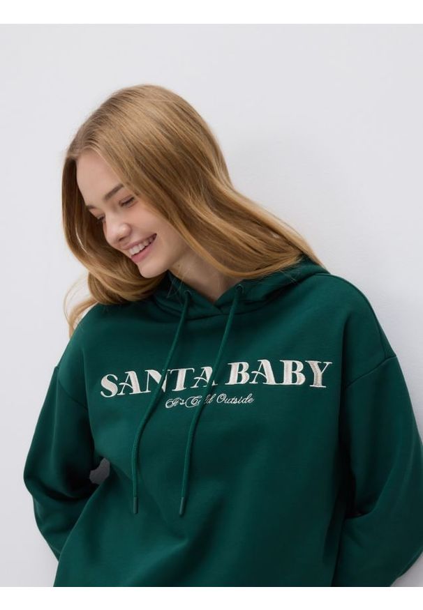 Reserved - Bluza ze świątecznym napisem - ciemnozielony. Kolor: zielony. Materiał: bawełna, dzianina. Wzór: napisy. Styl: wizytowy