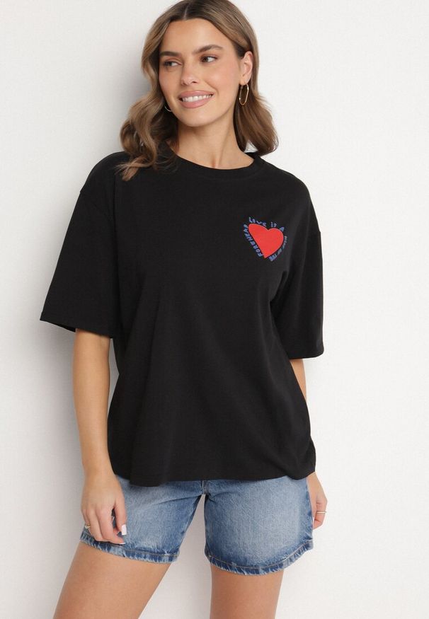 Born2be - Czarny Bawełniany T-shirt z Motywem Serca Liorlie. Okazja: na co dzień, na spacer. Kolor: czarny. Materiał: bawełna. Styl: casual, klasyczny