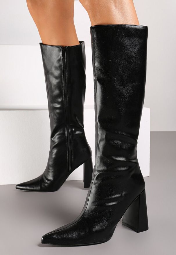 Renee - Czarne Kozaki na Słupku Ozdobione Szpiczastym Noskiem Lerelia. Okazja: na spotkanie biznesowe, do pracy. Nosek buta: szpiczasty. Kolor: czarny. Materiał: skóra. Wzór: aplikacja. Obcas: na słupku. Styl: biznesowy. Wysokość obcasa: średni