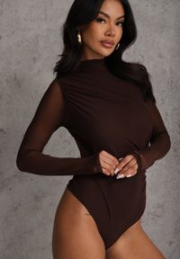 Renee - Brązowe Body Longsleeve ze Stójką z Siateczki z Domieszką Wiskozy Liravia. Okazja: na co dzień, na randkę. Typ kołnierza: kołnierzyk stójkowy. Kolor: brązowy. Materiał: wiskoza. Długość rękawa: długi rękaw. Styl: casual #2