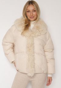 Born2be - Beżowa Pikowana Kurtka Oversize z Futrzanymi Zdobieniami Saranessa. Okazja: na co dzień. Kolor: beżowy. Materiał: futro. Wzór: aplikacja. Styl: casual