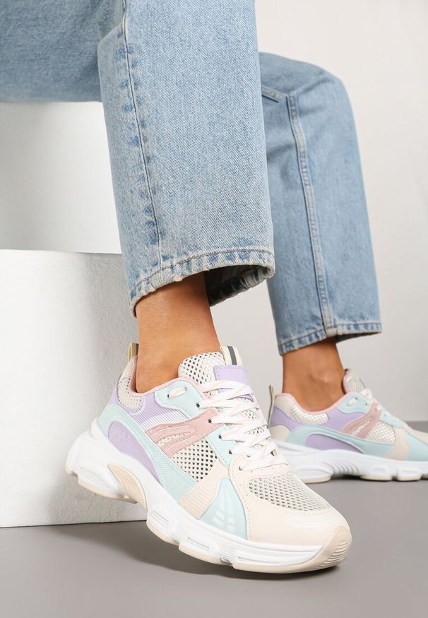 Born2be - Biało-Fioletowe Sneakersy w Streetwearowym Stylu z Siateczkowymi Zdobieniami Dorelline. Okazja: na co dzień. Zapięcie: sznurówki. Kolor: biały. Materiał: jeans. Wzór: aplikacja