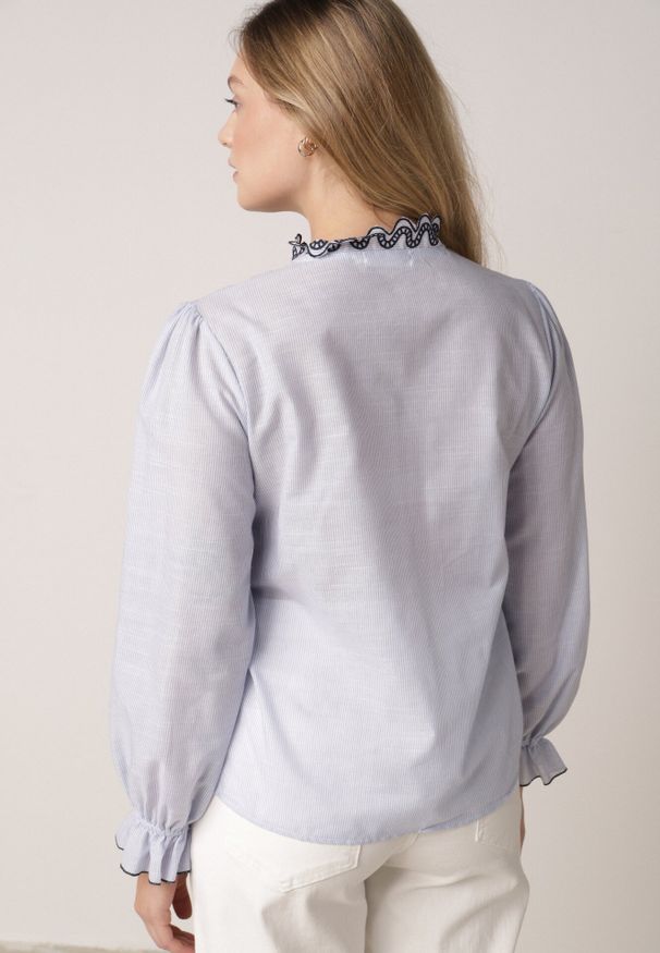 Born2be - Niebieska Koszula z Bawełny Ozdobiona Haftowaną Falbanką Zenatia. Okazja: na co dzień. Kolor: niebieski. Materiał: bawełna. Wzór: aplikacja, haft. Styl: elegancki, klasyczny, casual