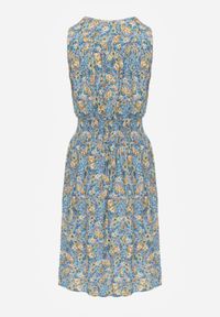 Renee - Jasnoniebieska Kwiecista Sukienka Midi z Wiskozy Bez Rękawów z Gumkami w Talii Sarunna. Okazja: na co dzień. Kolor: niebieski. Materiał: wiskoza. Długość rękawa: bez rękawów. Wzór: aplikacja. Sezon: wiosna, lato. Styl: casual. Długość: midi #7