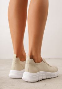 Born2be - Beżowe Dzianinowe Sneakersy na Grubej Podeszwie ze Żłobieniami Enolora. Okazja: na co dzień, na spacer. Kolor: beżowy. Materiał: dzianina. Szerokość cholewki: normalna. Sport: turystyka piesza, fitness #4