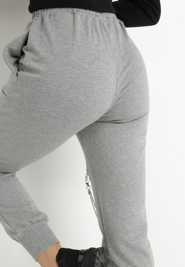Born2be - Szare Spodnie Dresowe Crowen. Okazja: na co dzień. Kolor: szary. Materiał: dresówka. Wzór: aplikacja. Styl: casual, klasyczny