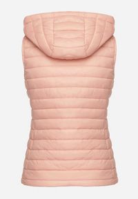 Born2be - Różowa Pikowana Kamizelka na Suwak z Kieszeniami i Odpinanym Kapturem Arsalna. Okazja: na co dzień. Typ kołnierza: golf. Kolor: różowy. Materiał: jeans. Styl: klasyczny, elegancki, casual #4