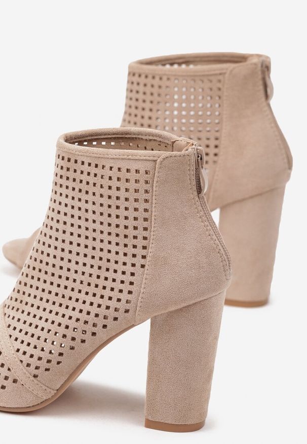 Renee - Jasnobeżowe Sandały Vices na Słupku z Ażurową Cholewką Felilina. Okazja: na spotkanie biznesowe, na spacer. Nosek buta: otwarty. Zapięcie: zamek. Kolor: beżowy. Wzór: ażurowy. Materiał: koronka. Sezon: lato. Obcas: na słupku. Styl: biznesowy, elegancki. Wysokość obcasa: średni