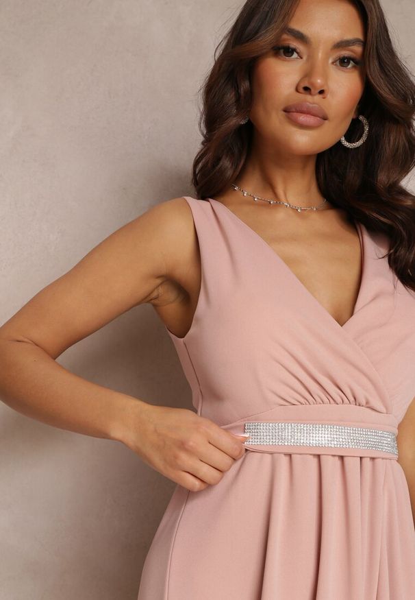 Renee - Różowa Rozkloszowana Sukienka z Wycięciem i Paskiem w Cyrkonie Elineta. Kolor: różowy. Materiał: materiał. Styl: elegancki