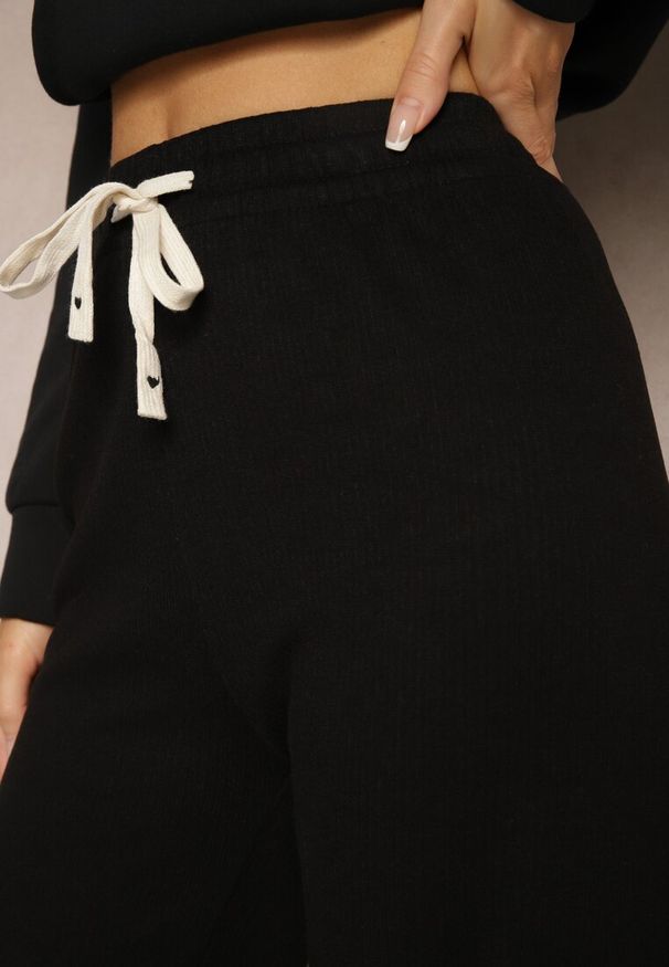 Renee - Czarne Spodnie o Szerokim Kroju High Waist z Gumką w Pasie Mefinia. Okazja: na co dzień, na imprezę. Stan: podwyższony. Kolor: czarny. Materiał: satyna. Styl: klasyczny, elegancki, wizytowy, casual