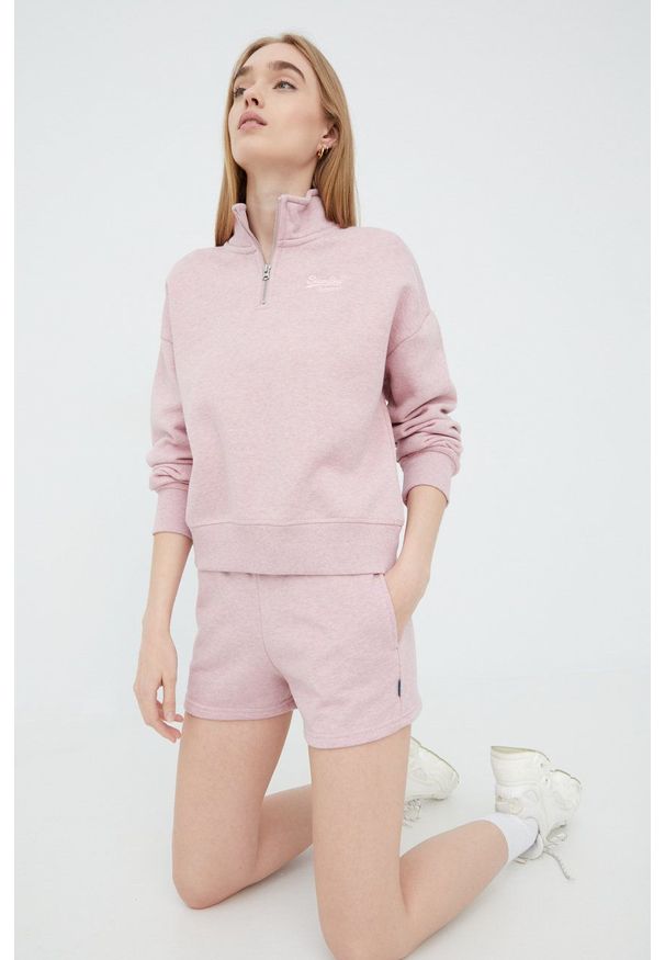 Superdry szorty damskie kolor różowy z aplikacją high waist. Okazja: na co dzień. Stan: podwyższony. Kolor: różowy. Materiał: bawełna. Wzór: aplikacja. Styl: casual