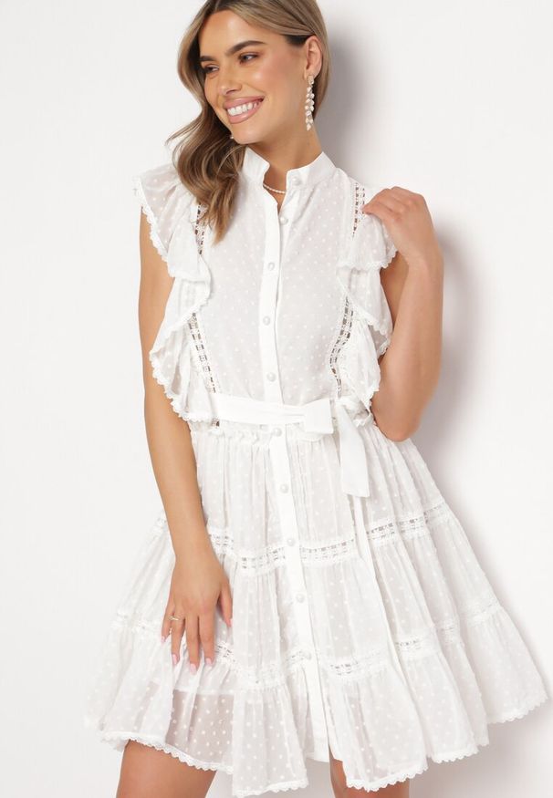 Born2be - Biała Koszulowa Sukienka Mini z Falbankami i Wiązanym Paskiem Divertire. Typ kołnierza: kołnierz z falbankami. Kolor: biały. Materiał: tkanina, materiał. Typ sukienki: koszulowe. Długość: mini
