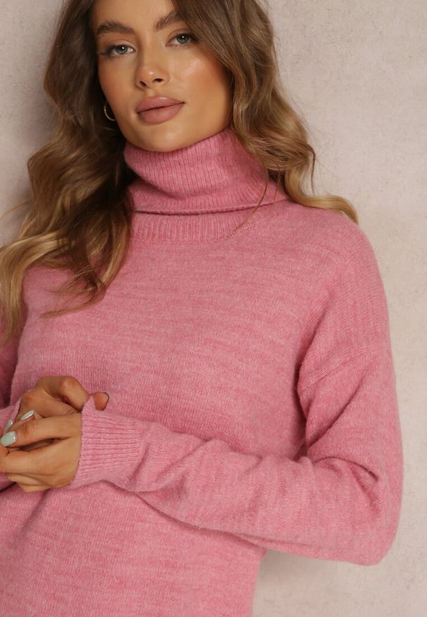 Renee - Różowa Sukienka Milana. Typ kołnierza: golf. Kolor: różowy. Materiał: dzianina. Długość rękawa: długi rękaw