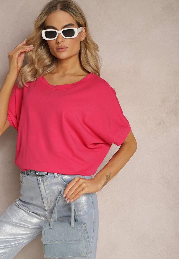 Renee - Ciemnoróżowy T-shirt Oversize o Przedłużonym Kroju Echinopa. Okazja: na co dzień, na imprezę. Kolor: różowy. Materiał: bawełna, jeans. Sezon: lato. Styl: casual
