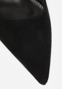 Born2be - Czarne Czółenka z Imitacji Zamszu na Kaczuszce z Odkrytą Piętą Raeneh. Nosek buta: szpiczasty. Zapięcie: sprzączka. Kolor: czarny. Materiał: zamsz. Sezon: lato. Obcas: na szpilce. Styl: klasyczny. Wysokość obcasa: średni #8