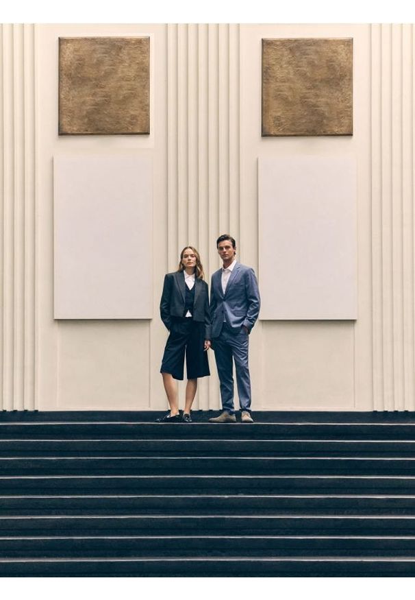 Reserved - Bermudy w prążek - granatowy. Kolor: niebieski. Materiał: wiskoza, tkanina. Wzór: prążki