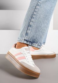 Born2be - Biało-Różowe Sneakersy w Stylu Tenisówek z Paskami Nilomira. Okazja: na co dzień. Zapięcie: pasek. Kolor: biały. Materiał: jeans