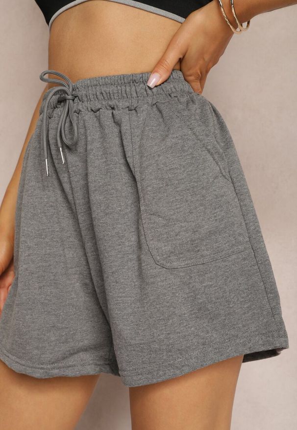 Renee - Ciemnoszare Dresowe Szorty High Waist z Gumką w Talii Narefia. Okazja: na plażę. Stan: podwyższony. Kolor: szary. Materiał: dresówka. Wzór: ażurowy. Styl: elegancki