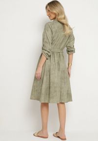 Born2be - Zielona Sukienka o Koszulowym Kroju z Paskiem z Klamrą Evelmio. Okazja: na co dzień. Typ kołnierza: kołnierzyk klasyczny. Kolor: zielony. Materiał: jeans. Długość rękawa: długi rękaw. Typ sukienki: koszulowe. Styl: klasyczny, casual, elegancki #5