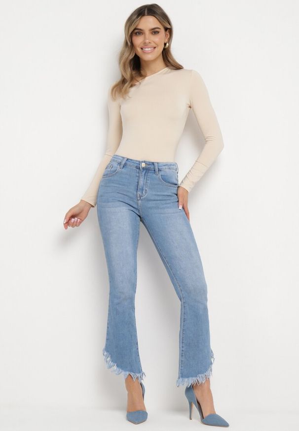 Born2be - Jasnoniebieskie Jeansy Dzwony z Postrzępionymi Nogawkami Hellise. Okazja: na co dzień. Kolor: niebieski. Styl: retro, klasyczny, elegancki, casual