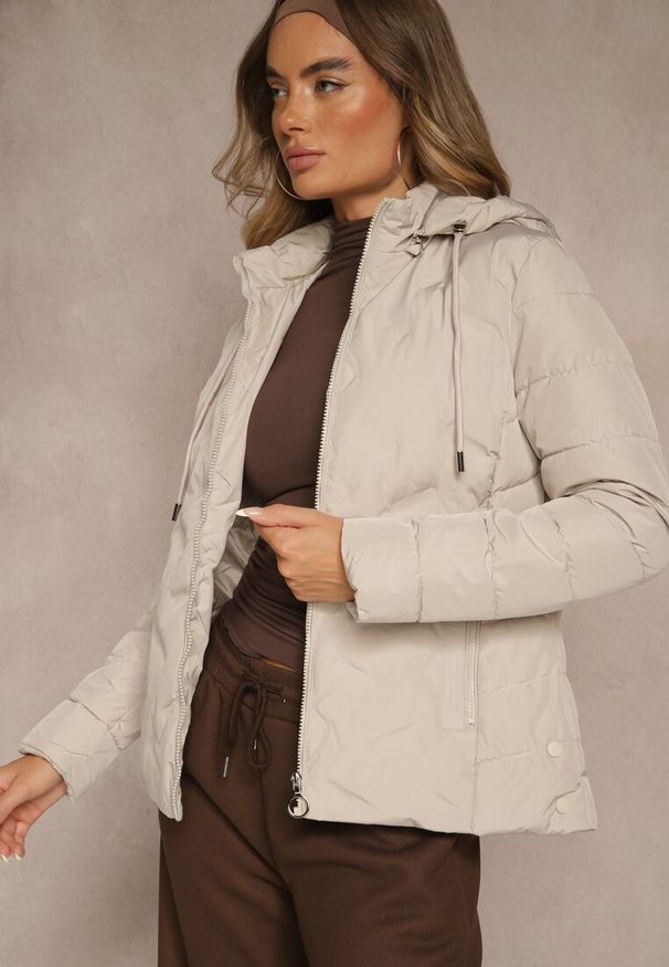 Renee - Ciemnobeżowa Pikowana Kurtka Przejściowa z Kapturem z Możliwością Odpięcia Olantta. Okazja: na co dzień. Typ kołnierza: kaptur. Kolor: beżowy. Materiał: jeans, poliester. Długość: krótkie. Styl: casual, elegancki