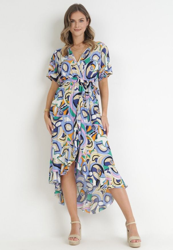 Born2be - Niebieska Kopertowa Sukienka z Gumką w Pasie i Materiałowym Paskiem z Wiskozy Dionienne. Typ kołnierza: dekolt kopertowy. Kolor: niebieski. Materiał: materiał, wiskoza. Długość rękawa: krótki rękaw. Sezon: wiosna, lato. Typ sukienki: kopertowe