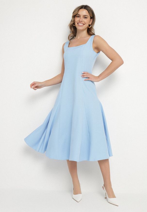 Born2be - Niebieska Klasyczna Sukienka o Rozkloszowanym Kroju Delure. Okazja: na imprezę. Typ kołnierza: dekolt kwadratowy. Kolor: niebieski. Wzór: aplikacja. Styl: klasyczny