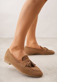 Born2be - Jasnobrązowe Mokasyny z Imitacji Zamszu z Ozdobną Perforacją i Frędzlami Yenone. Okazja: na co dzień, na spotkanie biznesowe, do pracy. Kolor: brązowy. Materiał: zamsz. Styl: casual, biznesowy, klasyczny #9