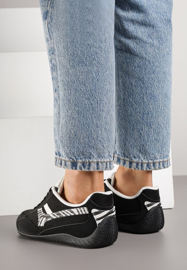 Renee - Czarne Sneakersy z Geometrycznym Motywem w Zeberkę Arpolia. Okazja: na co dzień. Kolor: czarny. Materiał: jeans. Wzór: geometria