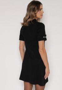 Born2be - Czarna Sweterkowa Sukienka Trapezowa Ozdobiona Aplikacjami i Perełkami Iletusa. Okazja: na co dzień, do pracy. Kolor: czarny. Wzór: aplikacja. Typ sukienki: trapezowe. Styl: klasyczny, casual, elegancki. Długość: midi #2