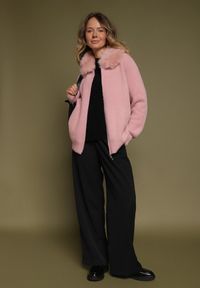 Born2be - Różowy Kardigan z Wełną z Futrzanym Kołnierzem Zapinany na Suwak Sistte. Okazja: na co dzień. Kolor: różowy. Materiał: wełna, futro. Długość rękawa: długi rękaw. Długość: długie. Styl: casual #6
