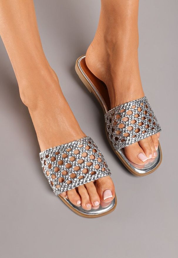Born2be - Srebrne Płaskie Klapki z Szerokim Plecionym Paskiem Laviala. Kolor: srebrny. Sezon: lato