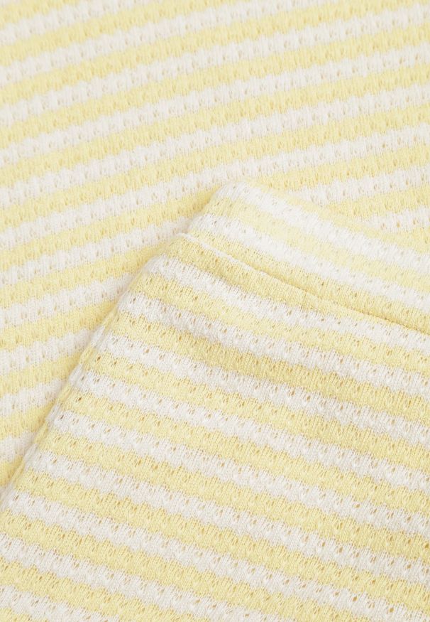 Renee - Żółty Komplet Casualowy z Bawełny Oversize T-shirt i Szorty w Paski Stylizowany na Szydełkowany Pherra. Kolor: żółty. Materiał: bawełna. Wzór: paski