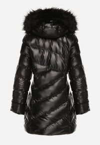 Born2be - Czarna Pikowana Kurtka przed Kolano z Kapturem i Futerkiem Salasa. Typ kołnierza: kaptur. Kolor: czarny. Materiał: futro. Długość: długie. Styl: elegancki #6