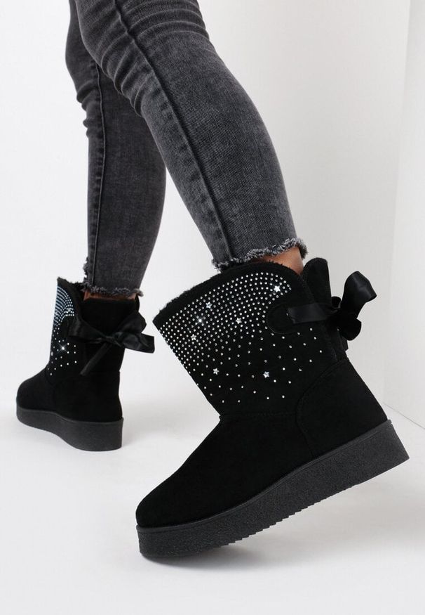 Born2be - Czarne Śniegowce Stikine. Wysokość cholewki: za kostkę. Zapięcie: bez zapięcia. Kolor: czarny. Materiał: satyna, materiał, futro. Szerokość cholewki: szeroka