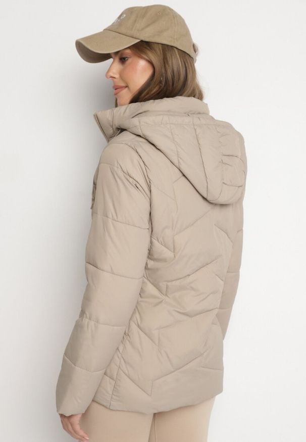 Born2be - Ciemnobeżowa Kurtka z Pikowanymi Przeszyciami i Odpinanym Kapturem Felanwen. Okazja: na co dzień. Kolor: beżowy. Materiał: jeans. Styl: sportowy, casual, elegancki
