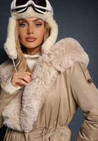 Renee - Beżowa Długa Kurtka Parka Nylonowa Płaszcz z Futrzanymi Wstawkami Rinale. Kolor: beżowy. Materiał: nylon, futro. Długość: długie #4
