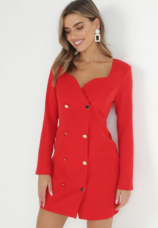 Born2be - Czerwona Sukienka Marynarka Taliowana z Guzikami Genzana. Kolor: czerwony. Typ sukienki: asymetryczne. Styl: elegancki