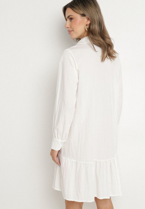 Born2be - Biała Sukienka z Wiskozą o Koszulowym Kroju z Falbanką Penzedi. Okazja: na co dzień. Typ kołnierza: kołnierzyk klasyczny. Kolor: biały. Materiał: wiskoza. Długość rękawa: długi rękaw. Typ sukienki: koszulowe. Styl: elegancki, klasyczny, casual